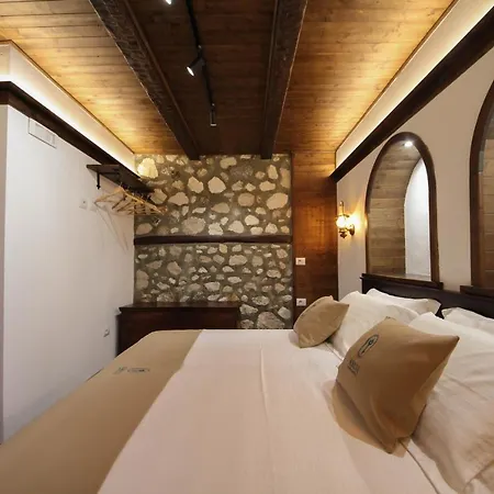 Diffuso , Inside Castle Krujë