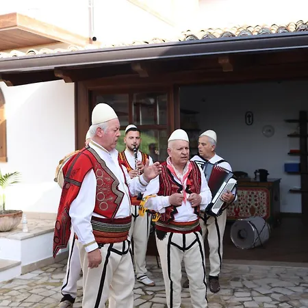Diffuso , Inside Castle Krujë